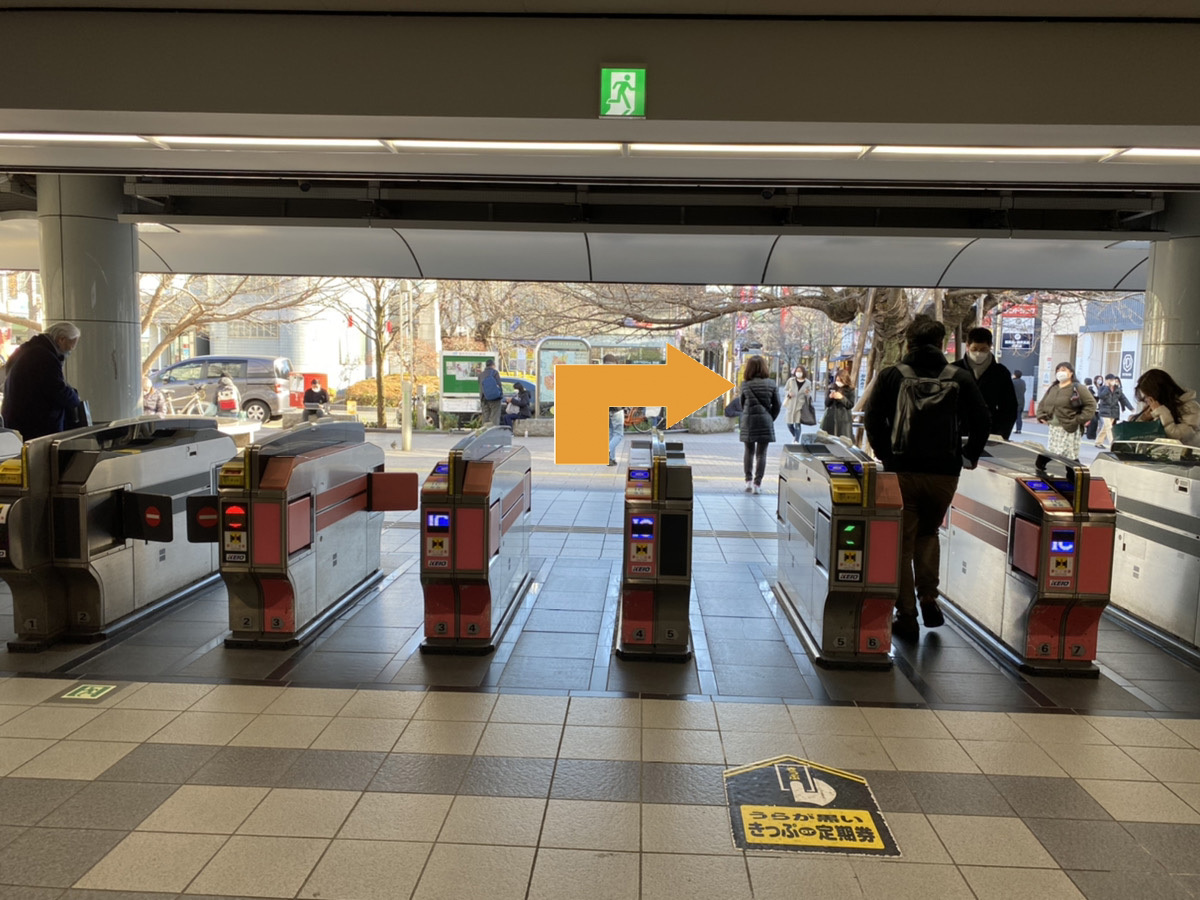 ①仙川駅改札口を出て右折します