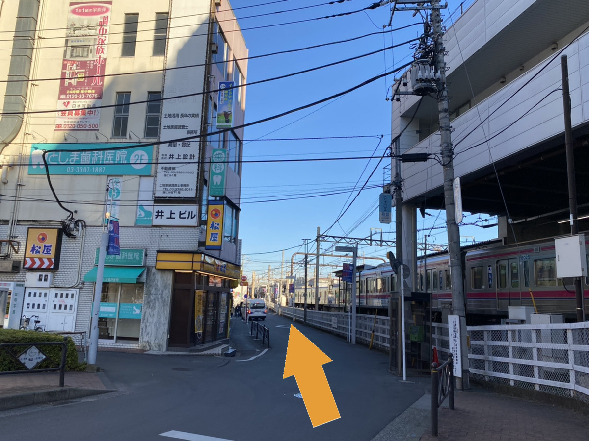 ④線路沿いをまっすぐ進みます