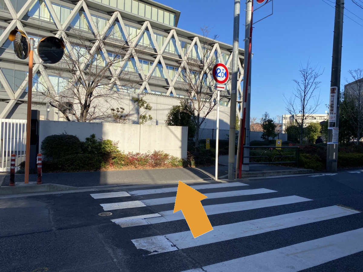 ⑩横断歩道を渡ります